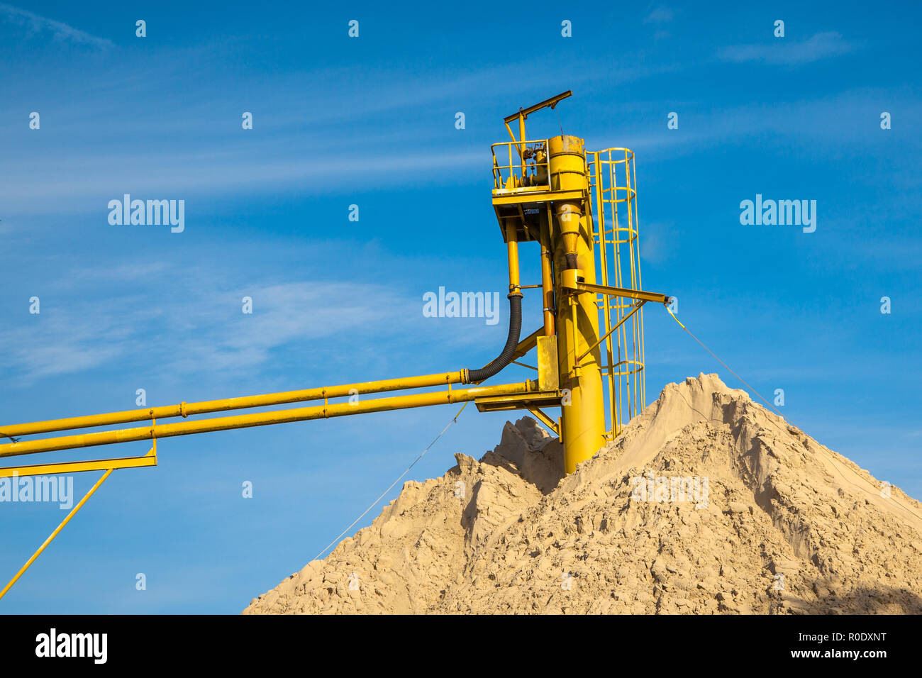 La colline de sable de sable à un site Minig avec ciel bleu Banque D'Images