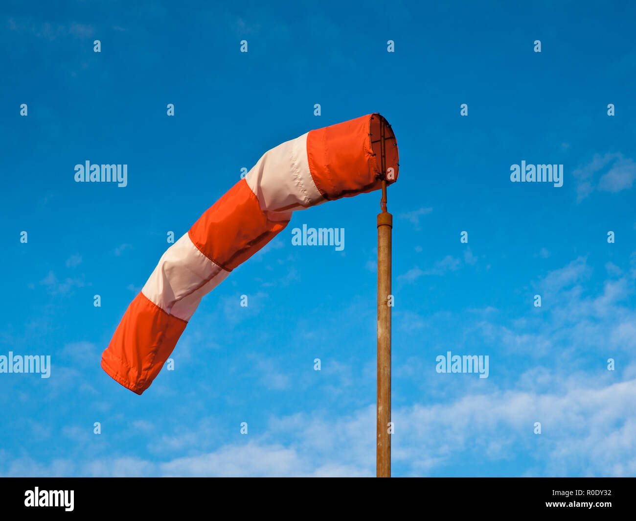 Manche à vent contre le ciel bleu avec des nuages Banque D'Images