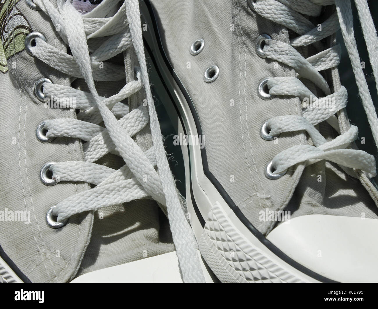 Vieille paire de chaussures de sport pour femmes avec lacets close up Banque D'Images