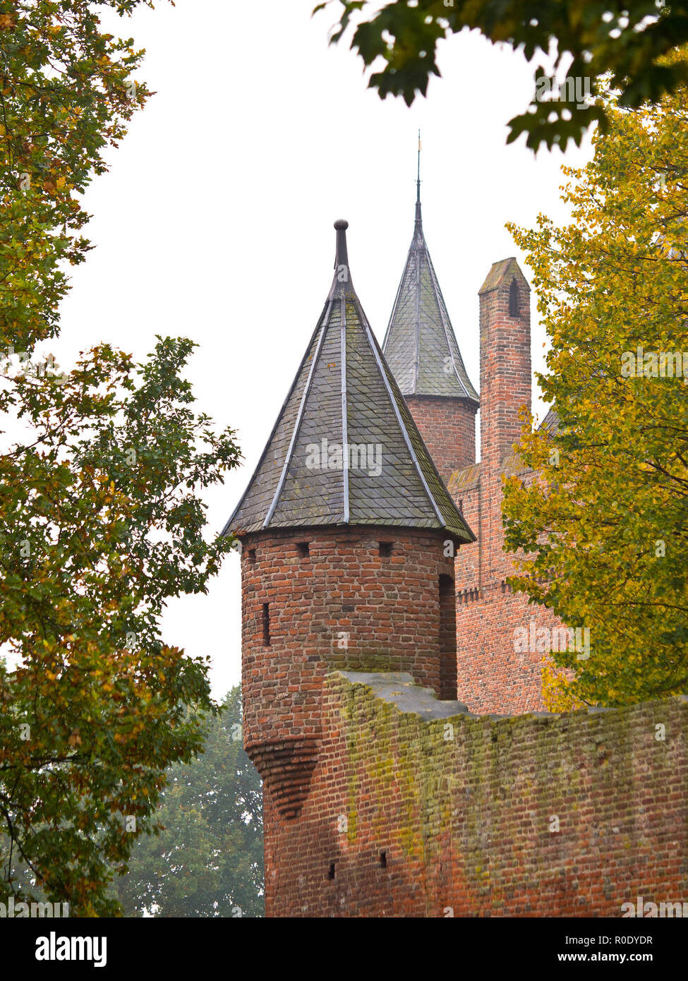 Tourelle de la tour d'un château médiéval en Europe avec fond blanc Banque D'Images