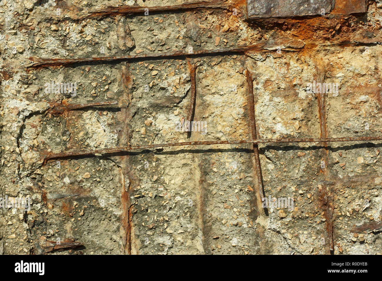 Fragment de l'ancien obsolète des structures en béton armé avec des barres de fer rouillé à l'extérieur Banque D'Images