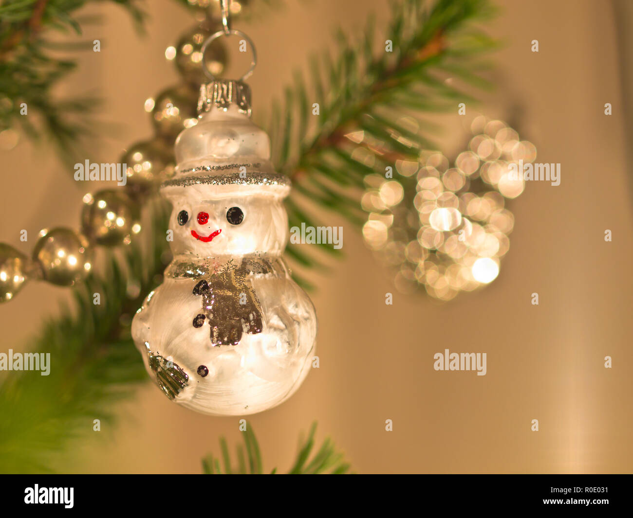Un sneeuwpop hangt dans de kerstboom Banque D'Images