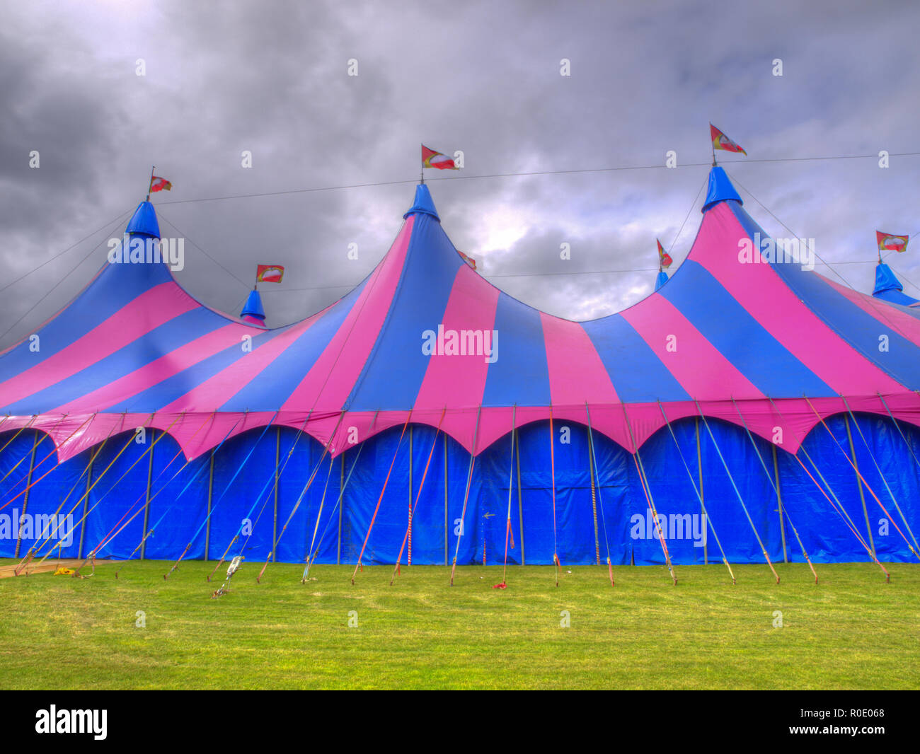 Big Top tente de cirque sur un champ à ciel couvant Banque D'Images