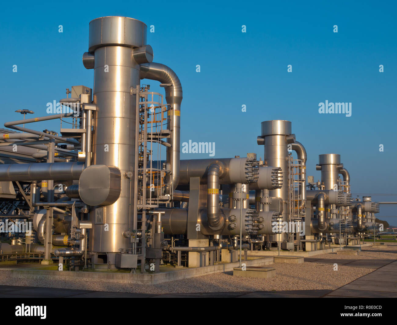 Une usine de traitement du gaz naturel moderne pendant le coucher du soleil Banque D'Images
