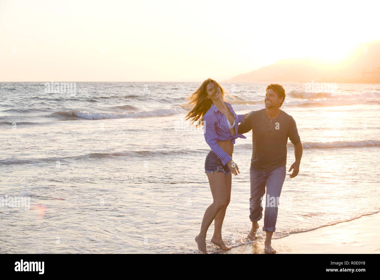 Carefree Mid-Adult Couple at Beach Banque D'Images