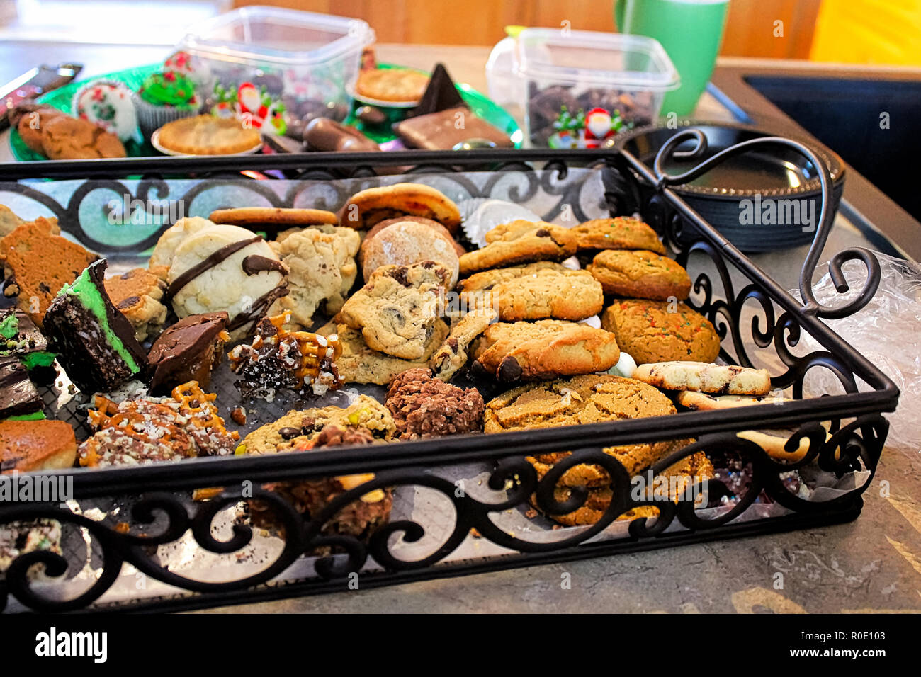 Le bord d'un plateau de dessert à une fête de Noël Banque D'Images