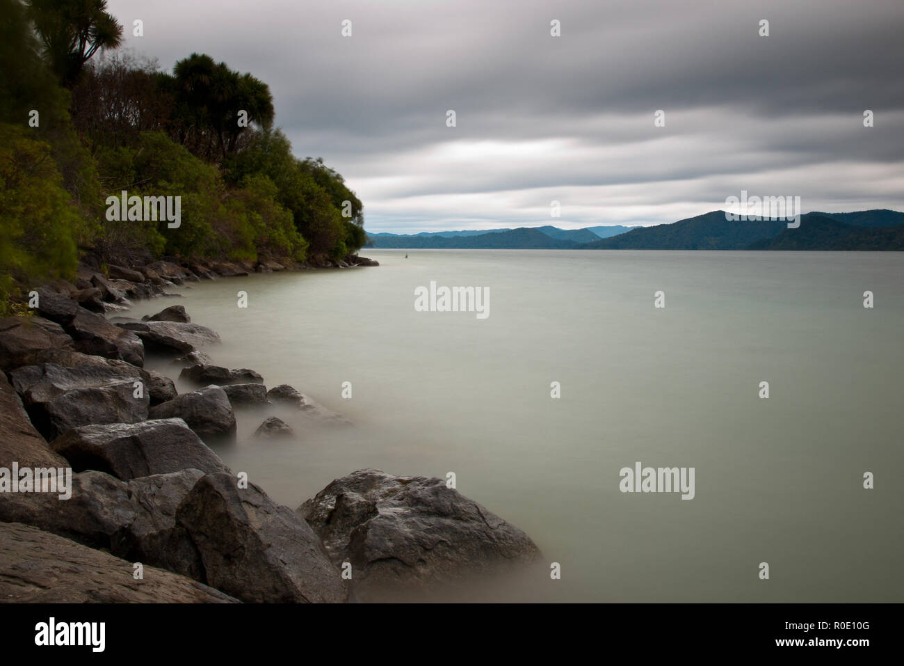Une exposition longue, image d'un lac de montagne paisible en Nouvelle Zélande Banque D'Images Une exposition longue, image d'un lac de montagne paisible en Nouvelle Zélande Banque D'Images