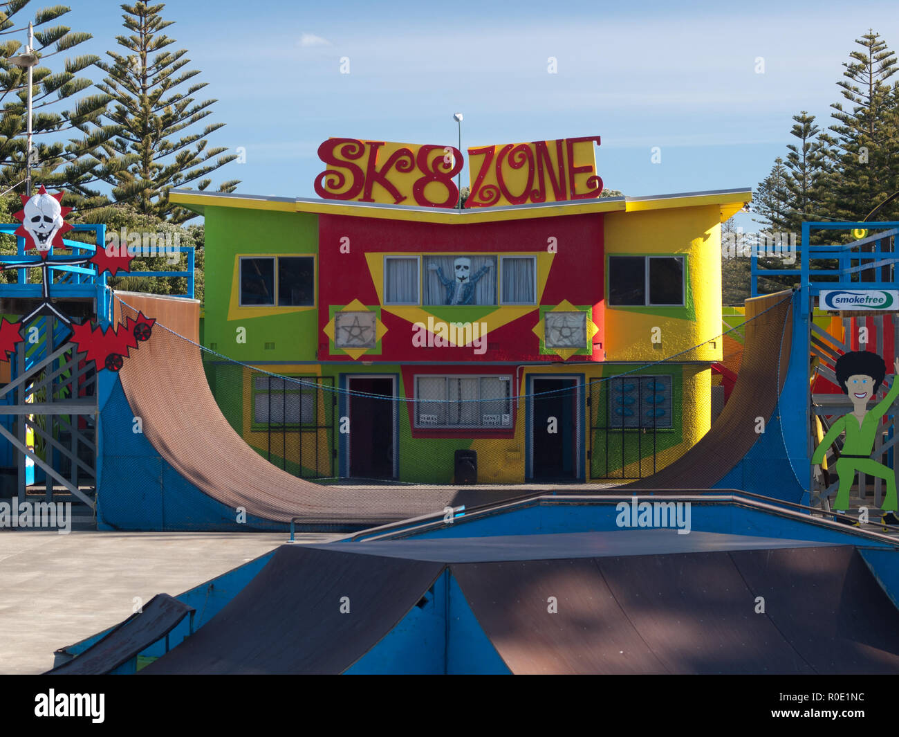 Un skatepark coloré sous un ciel bleu Banque D'Images
