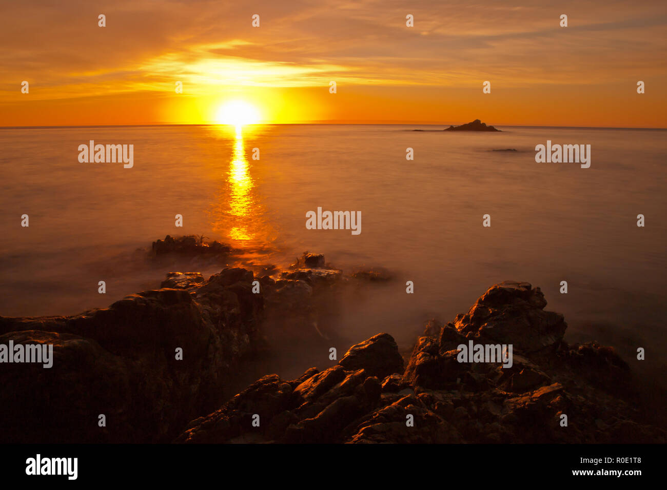 Une exposition longue, image d'un lever de soleil sur l'été du Pacifique sud Banque D'Images Une exposition longue, image d'un lever de soleil sur l'été du Pacifique sud Banque D'Images