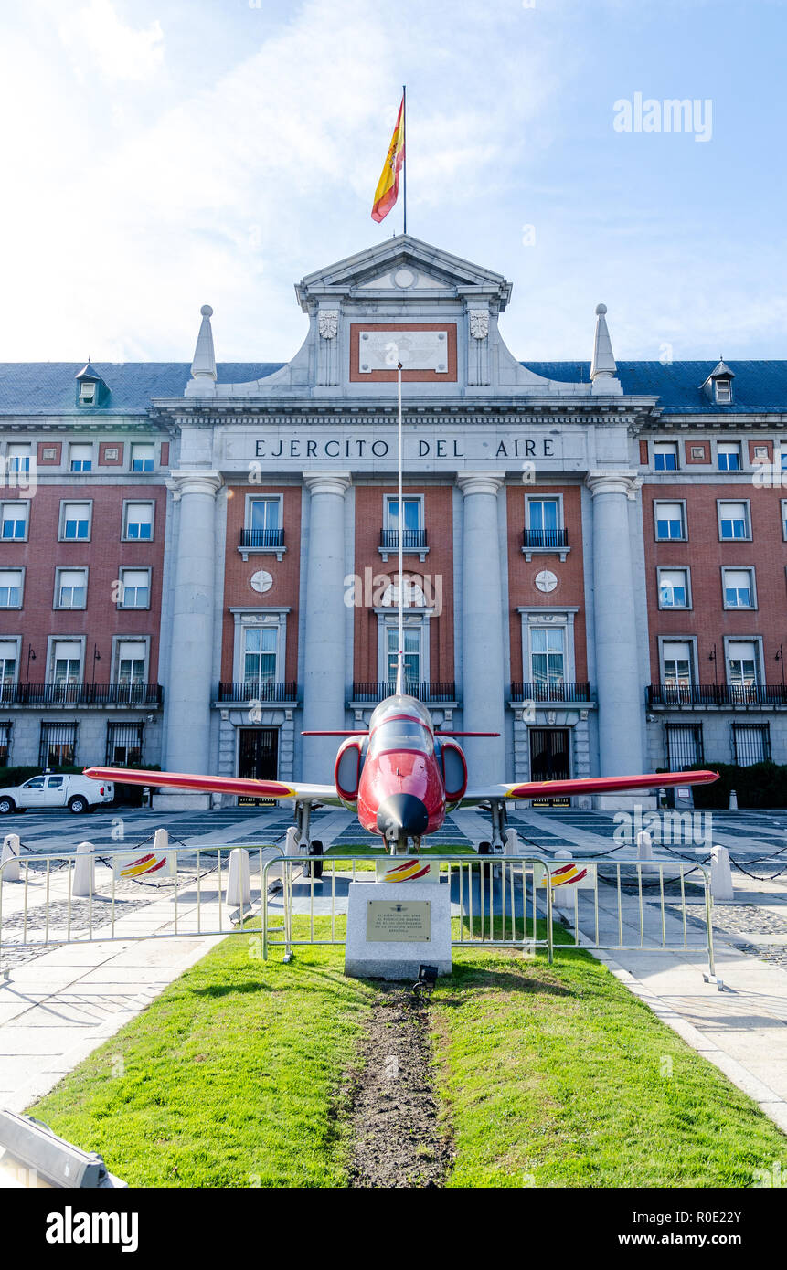 Madrid, Espagne, Novembre 2016 : l'avant de l'Armée de l'air Espagnole Bâtiment (Ejercito del Aire) avec fighter jet en face d'elle Banque D'Images