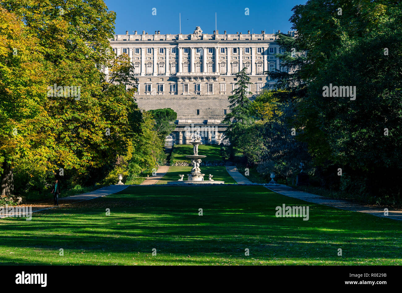 King's palaca (Palacio Real de Madrid) retour vu de parc Campo del Moro Banque D'Images