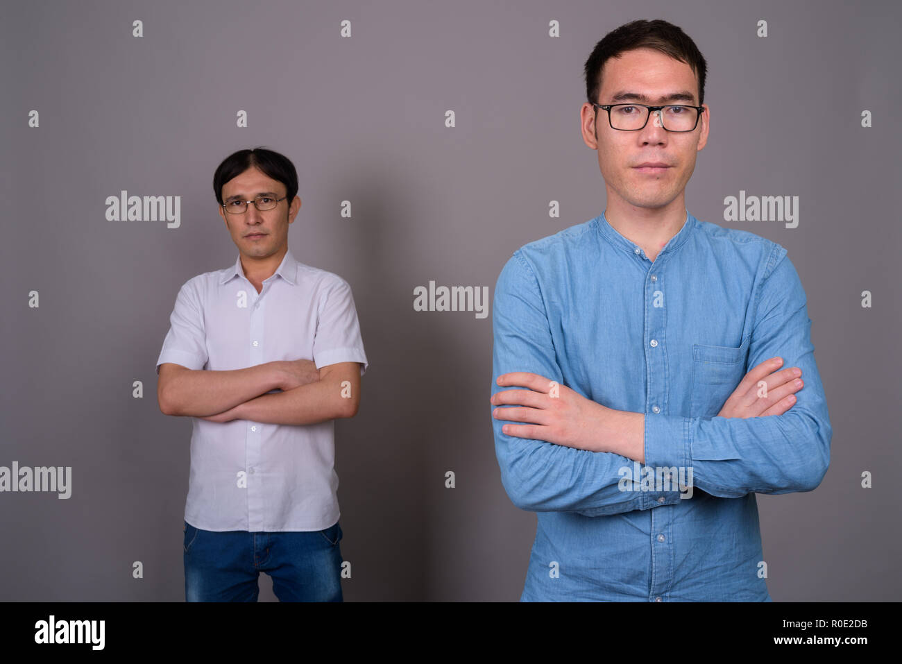 Deux jeunes hommes d'affaires asiatiques portant des lunettes ensemble contre Banque D'Images