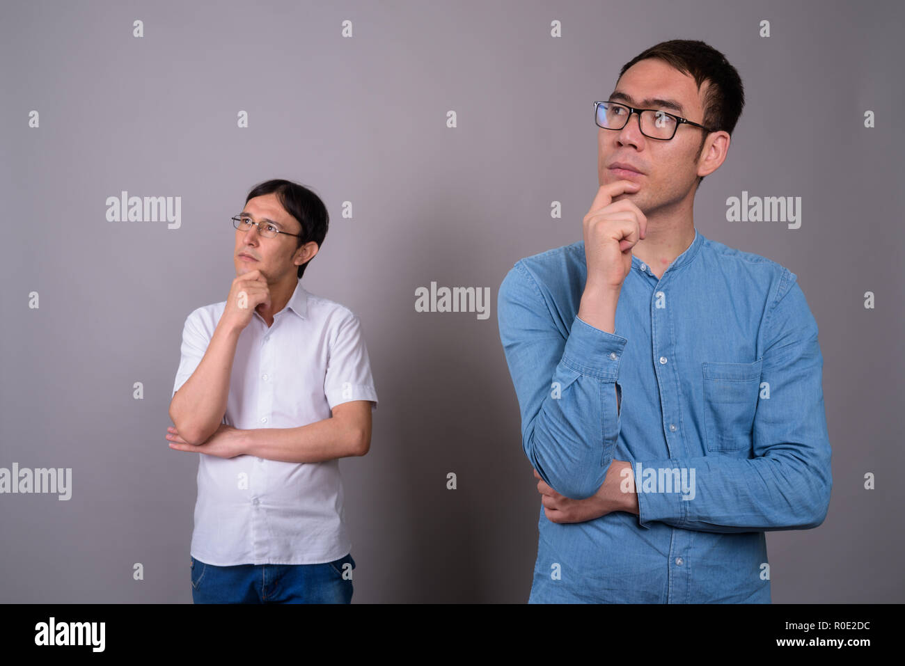 Deux jeunes hommes d'affaires asiatiques portant des lunettes ensemble contre Banque D'Images