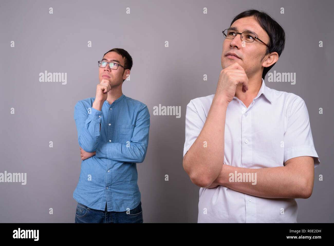 Deux jeunes hommes d'affaires asiatiques portant des lunettes ensemble contre Banque D'Images