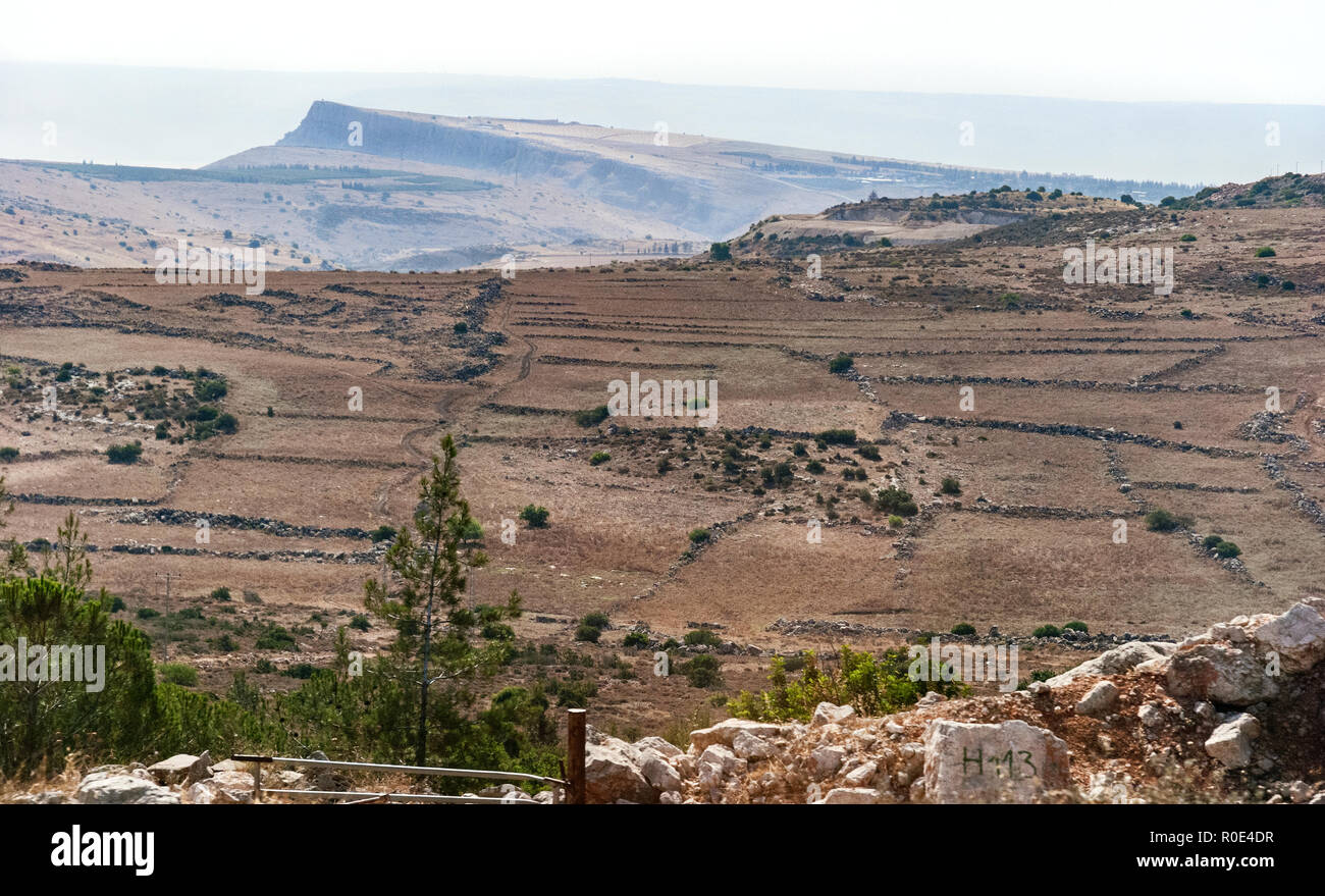 Ciel voilé vista de Mt Arbel dans la basse Galilée avec champs clôturé en pierre en premier plan et les hauteurs du Golan à l'arrière-plan Banque D'Images