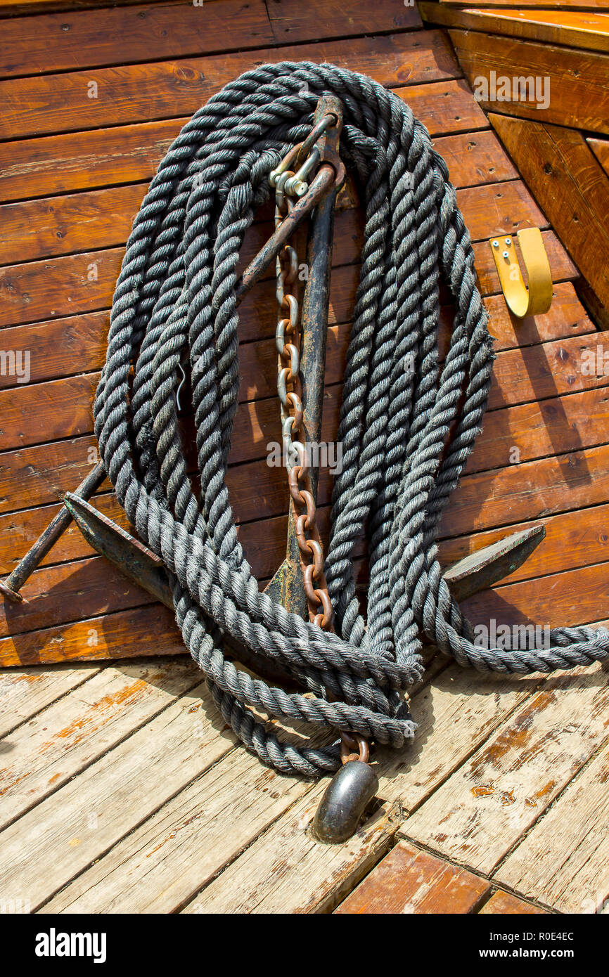 Une petite ancre, chaine et corde arrimé en toute sécurité et sans problème sur un bateau traditionnel en bois sur la mer de Galilée en Israël Banque D'Images