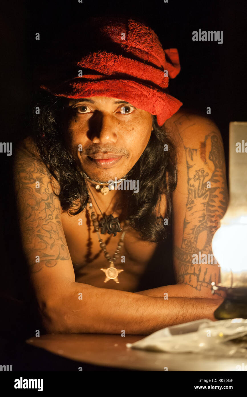 BUKIT LAWANG, Indonésie, 08 juillet : Indonesian man non identifiés dans la nuit sous l'éclairage des lampes à huile dans la jungle de Bukit Lawang, Sumatra, Indo Banque D'Images BUKIT LAWANG, Indonésie, 08 juillet : Indonesian man non identifiés dans la nuit sous l'éclairage des lampes à huile dans la jungle de Bukit Lawang, Sumatra, Indo Banque D'Images