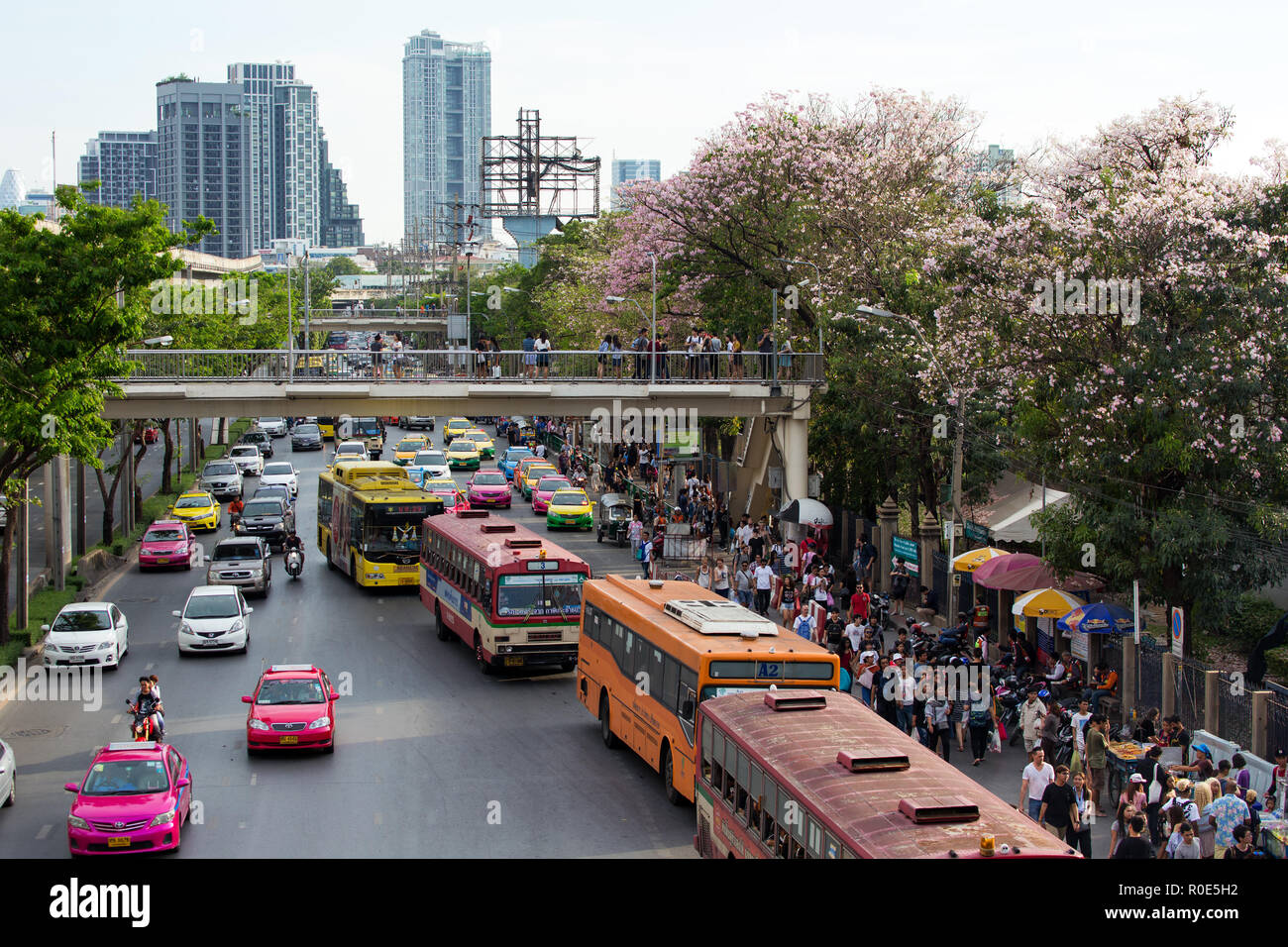 BANGKOK, THAÏLANDE, 09 avril 2017 : animé de l'week-end de Chatuchak market avec fleur de printemps, Bangkok, Thaïlande Banque D'Images