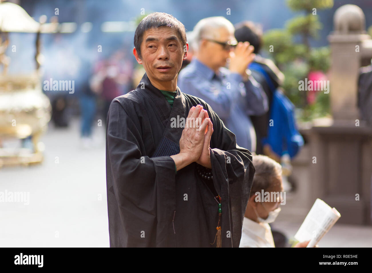 TAIPEI, TAIWAN - Le 28 mars 2017 : Un homme est priant au temple bouddhiste de Lungshan lors d'une cérémonie à Taipei, Taiwan Banque D'Images