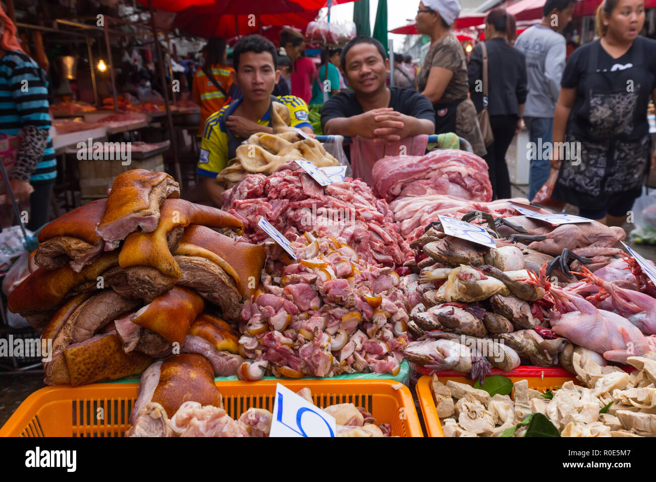 BANGKOK, THAÏLANDE, 05 janvier, 2017 : Hommes vendant de la viande et d'abats dans le Khlong Toei market à Bangkok, Thaïlande Banque D'Images