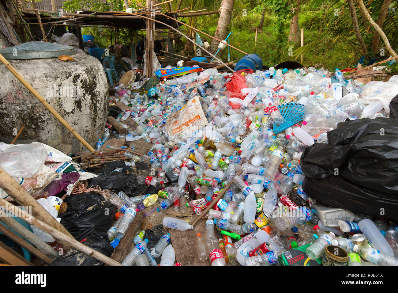KO MOOK ISLAND, THAÏLANDE, Janvier 07, 2016 : Tas de soude et d'eau, bouteille en plastique stockés avant de graver ou de recyclage, Ko Mook island, Thaïlande Banque D'Images
