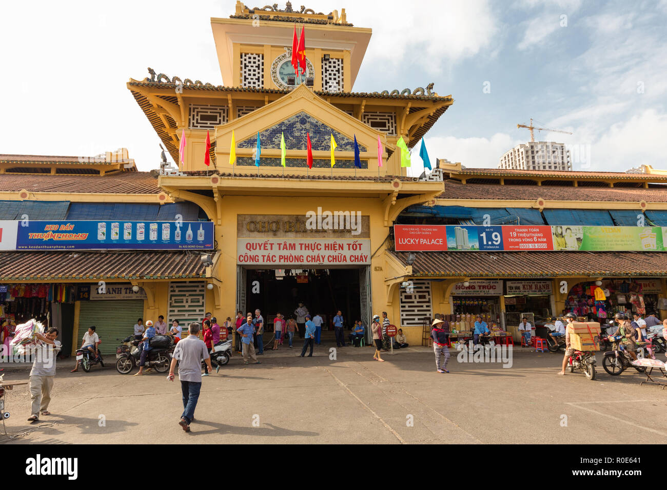 HO CHI MINH Ville, Vietnam, 26 février 2015 : l'entrée principale, l'ancien marché traditionnel de Cho dans le Binh Tay Quartier chinois de Ho Chi Minh Vil Banque D'Images