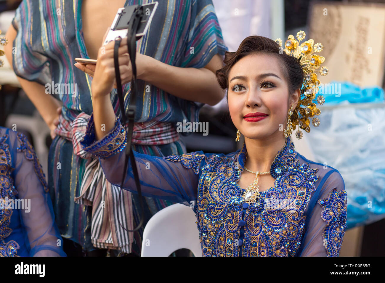 BANGKOK, THAÏLANDE, le 17 février 2015 : une dame thaïlandaise vérifie son maquillage maquillage sur un miroir avant le spectacle célébrant la nouvelle Krung Kasem floating Banque D'Images