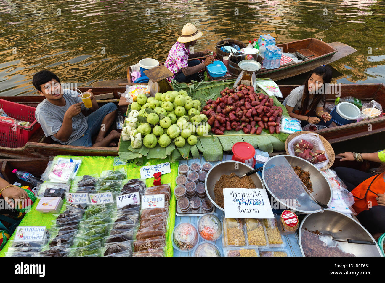 BANGKOK, THAÏLANDE, le 17 février 2015 : Vendeurs de nourriture au nouveau Khlong Phadung Krung Kasem marché flottant qui vient d'ouvrir le 12 février 2015 dans le Banque D'Images