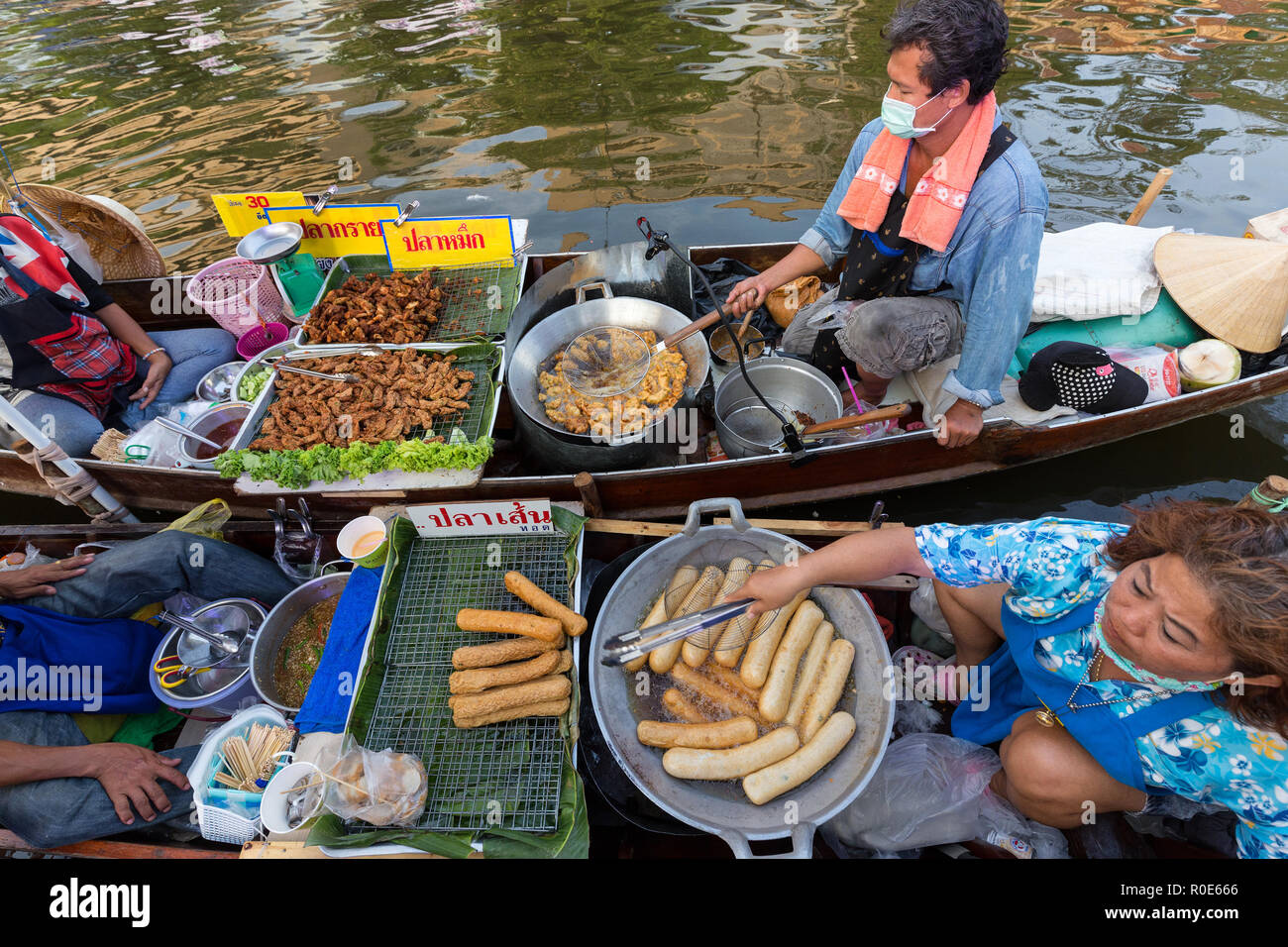 BANGKOK, THAÏLANDE, le 17 février 2015 : Vendeurs de nourriture des saucisses à frire le nouveau Khlong Phadung Krung Kasem marché flottant dans le quartier de Thewet dans Ba Banque D'Images