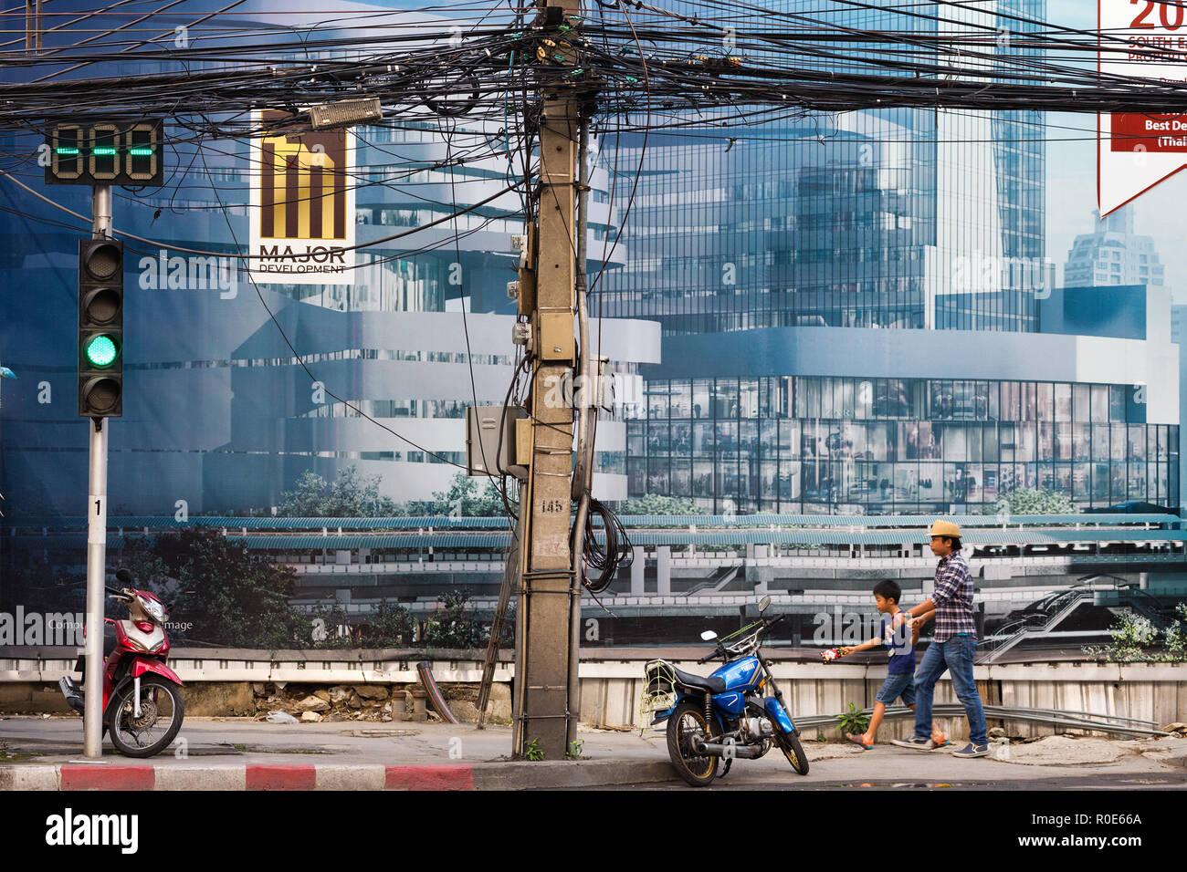 BANGKOK, THAÏLANDE, 25 février 2015 : scène de rue dans la Sukhumvit road à proximité de la station de BTS Phrom Phong à Bangkok, Thaïlande Banque D'Images