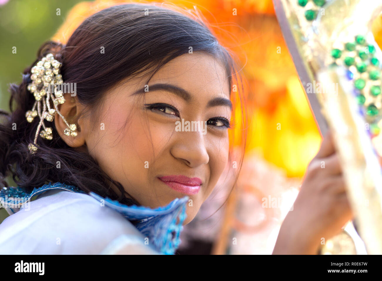 BAGAN, Myanmar, le 22 janvier 2015 : Portrait d'une belle femme birmane en costume traditionnel et un miroir pour une célébration bouddhiste religieux à Bagan, Banque D'Images