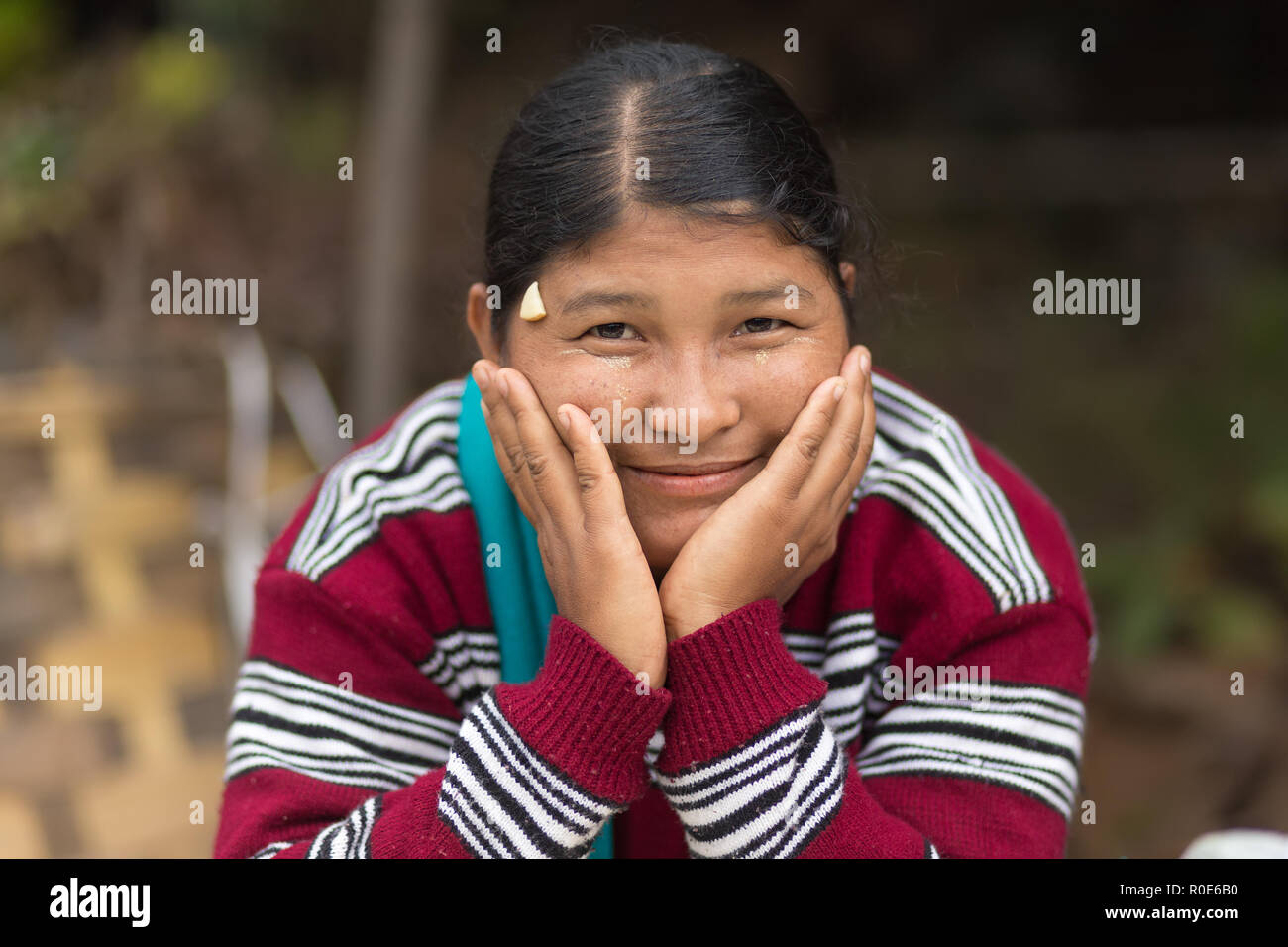 MANDALAY, Myanmar, 17 janvier 2015 : Portrait d'une femme vendant des légumes dans la rue centrale de marché Zegyo, à Mandalay, Myanmar (Birmanie). Banque D'Images