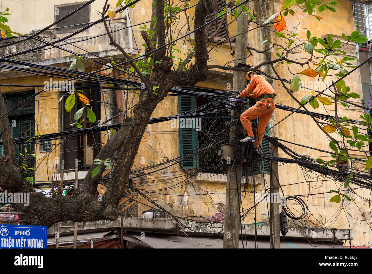 HANOI, Vietnam, 16 décembre 2014 : Un technicien est la réparation ou vérification de la réseau électrique en désordre dans la ville de Hanoi, Vietnam Banque D'Images