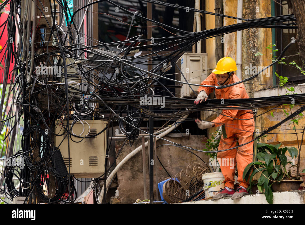 HANOI, Vietnam, 16 décembre 2014 : Un technicien est la réparation ou vérification de la réseau électrique en désordre dans la ville de Hanoi, Vietnam Banque D'Images