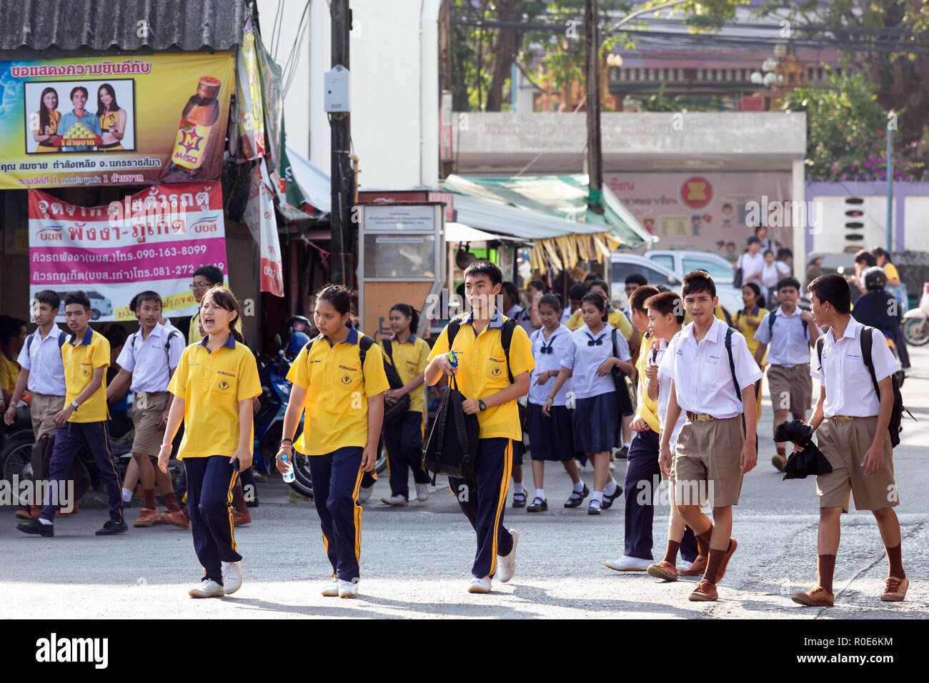 PHANG NGA, THAÏLANDE, 27 janvier : étudiants thaïlandais retournent à la maison en soirée dans la rue du village de Phang Nga, Thaïlande, le 27 janvier, 2014. Banque D'Images