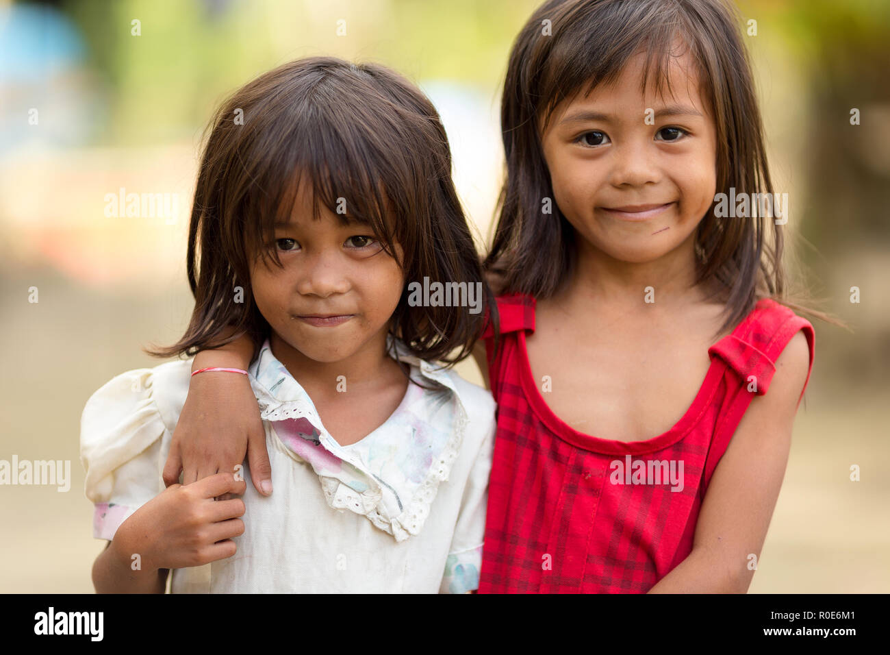 El Nido Philippines Le 11 Janvier 2014 Portrait De Deux Petites Filles Philippines Dans Un Village Pres De El Nido Philippines Photo Stock Alamy