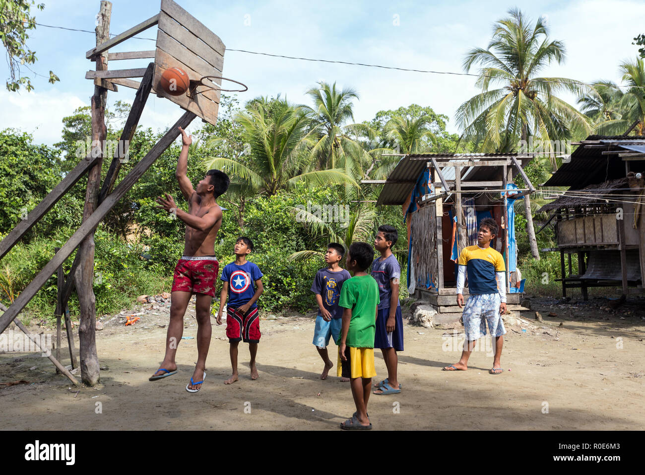 El Nido, PHILIPPINES - jan 11 : Les enfants et les adolescents sont jouer au basket-ball dans un petit village pauvre et le 11 janvier 2014 à El Nido, l'île de Palawan, P Banque D'Images