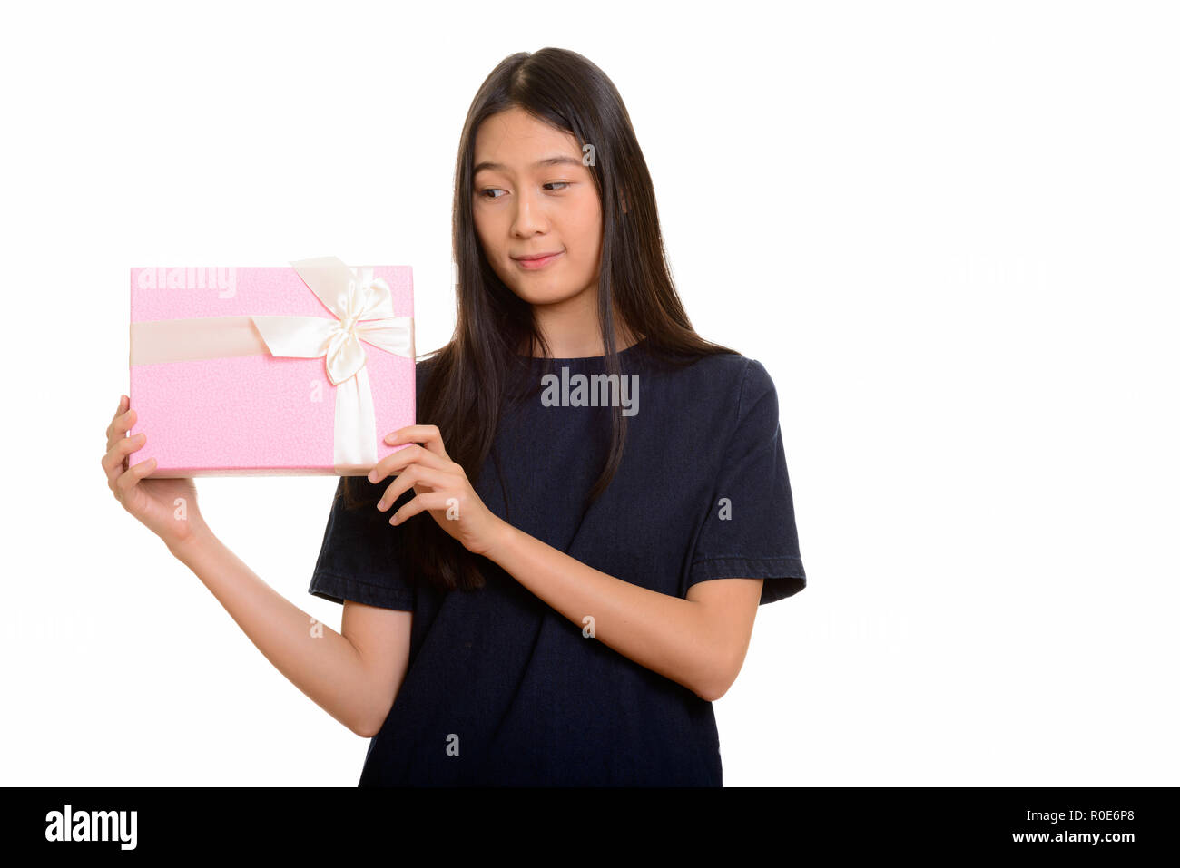 Belle asiatique jeune adolescente devinant gift box Banque D'Images