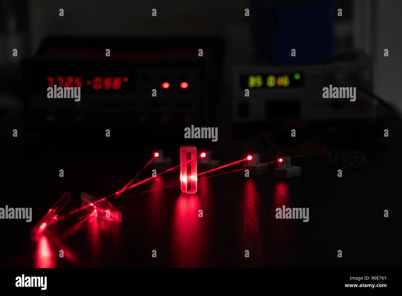 L'expérience de laser en laboratoire de photonique. Banque D'Images