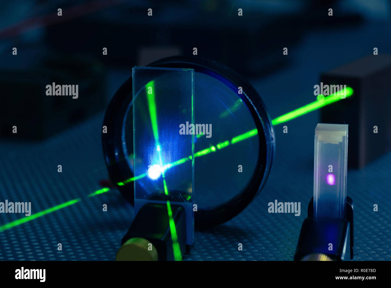 L'expérience de laser en laboratoire de photonique. Banque D'Images