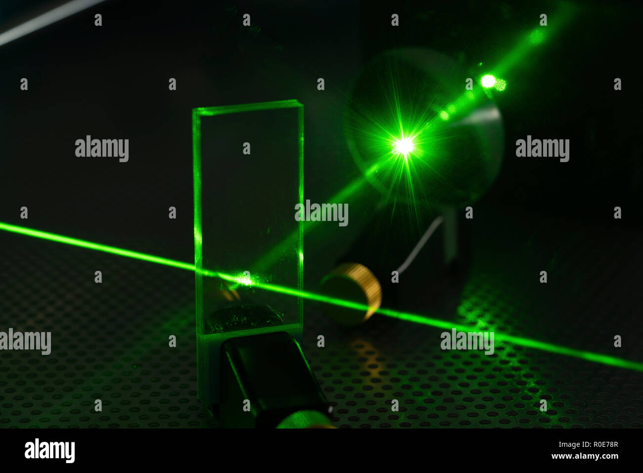 L'expérience de laser en laboratoire de photonique. Banque D'Images