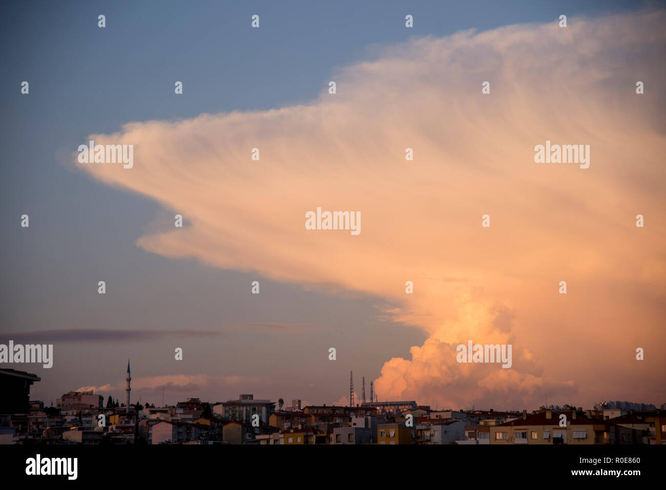 Des nuages de type stratocumulus forme intéressante. Banque D'Images