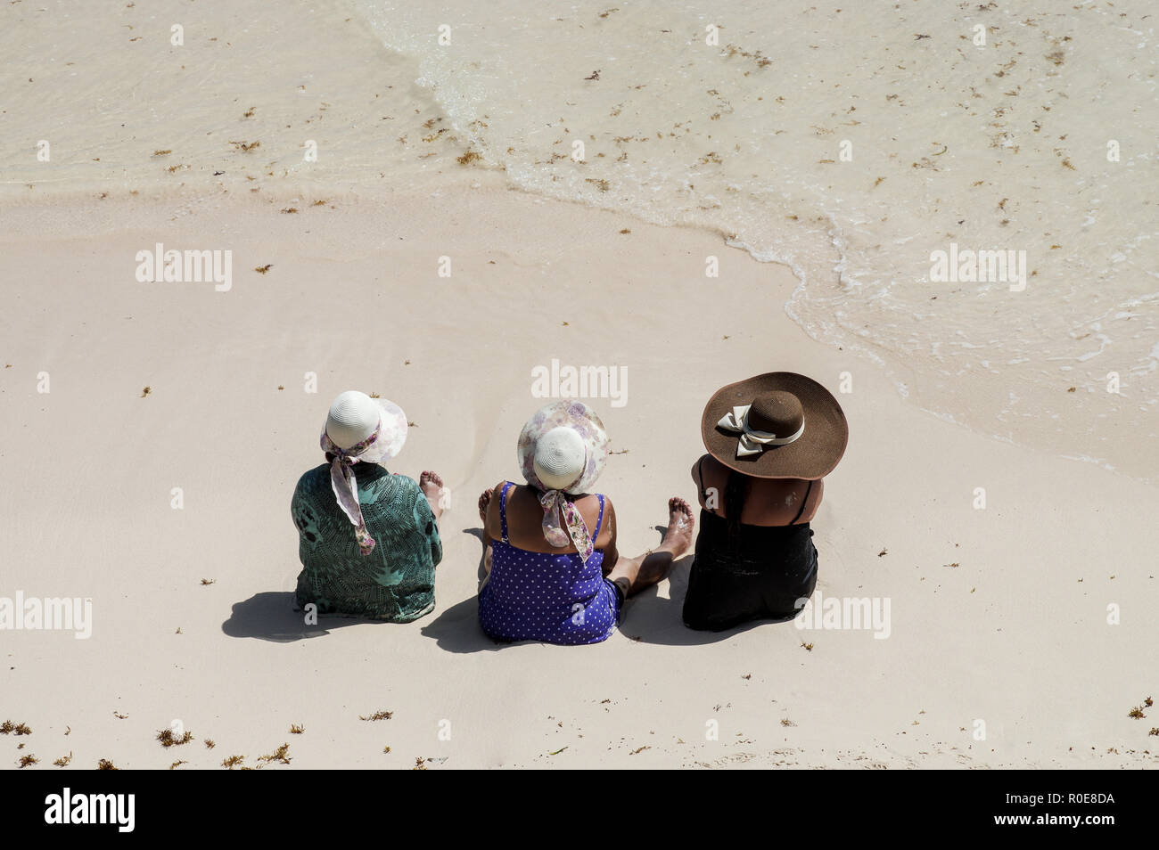Trois femmes d'âge moyen dans les maillots de bain et de jolis chapeaux profiter des plages de Tulum, Mexique Banque D'Images