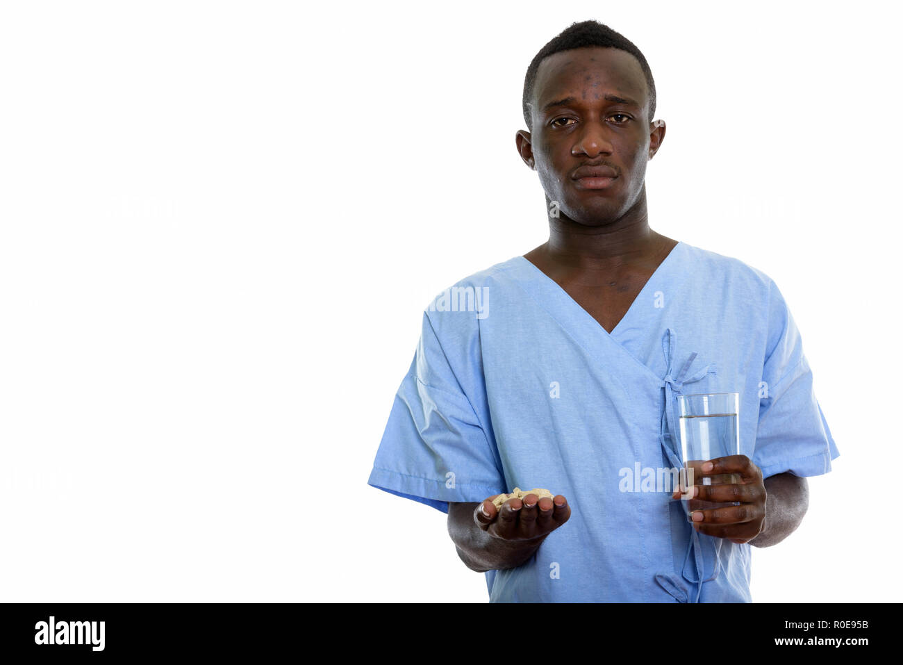 Studio shot of young black African man holding patient vitamine t Banque D'Images