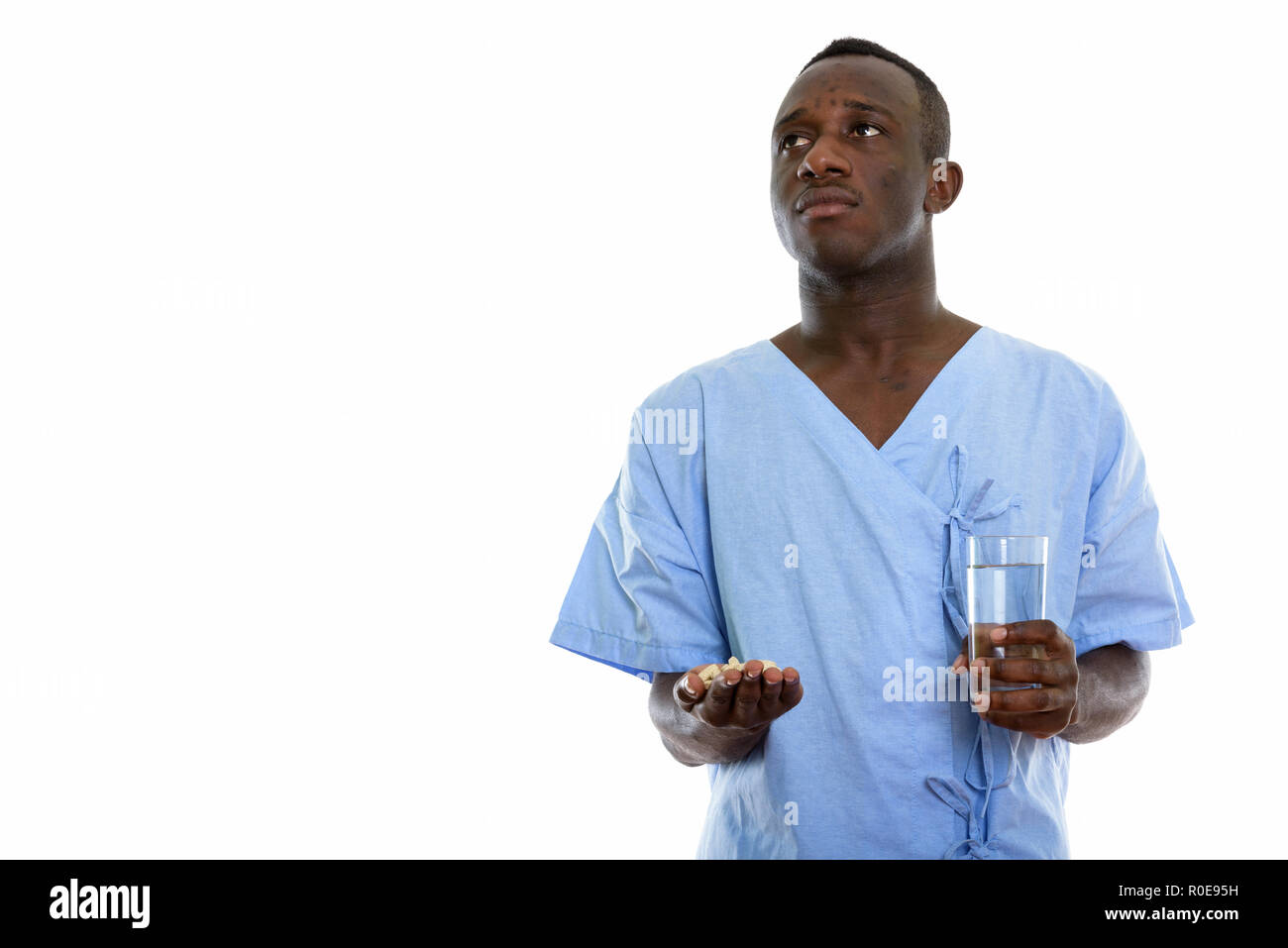 Portrait de jeune homme de l'Afrique noire de la pensée du patient tout en ho Banque D'Images