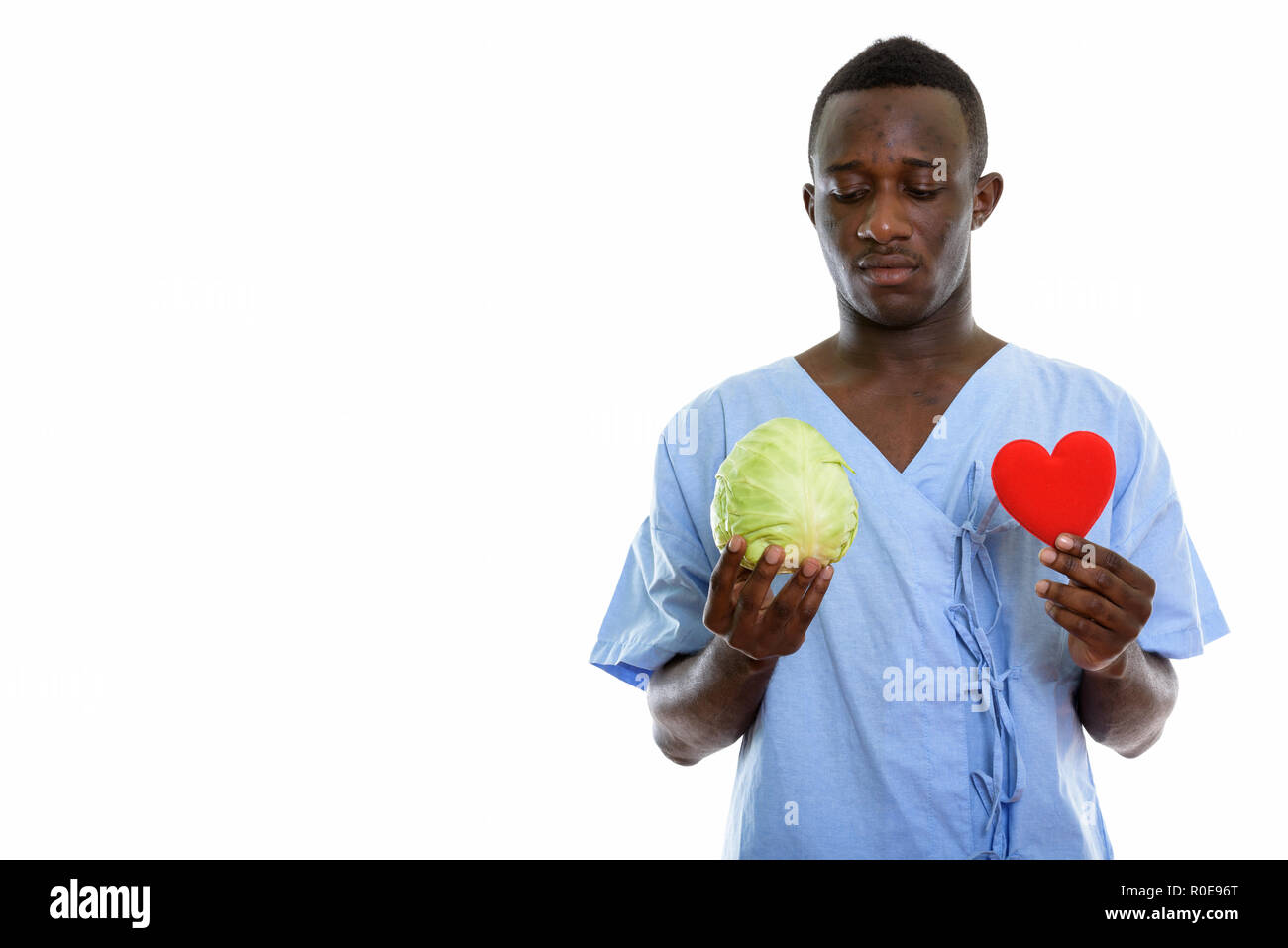 Portrait de jeune homme de l'Afrique noire à la recherche de patients à green Banque D'Images