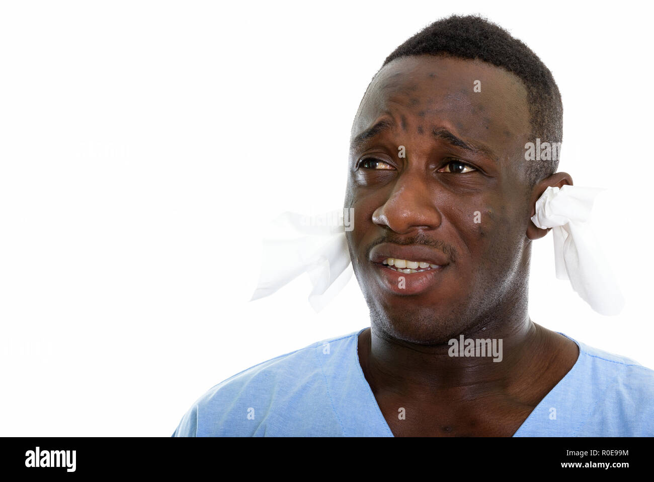 Close up of young black African man patient pensant alors que looki Banque D'Images