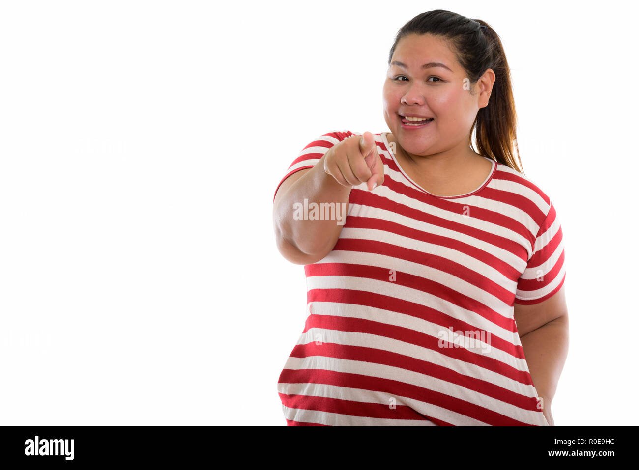 Studio shot of young happy fat woman smiling while ancragedans Banque D'Images