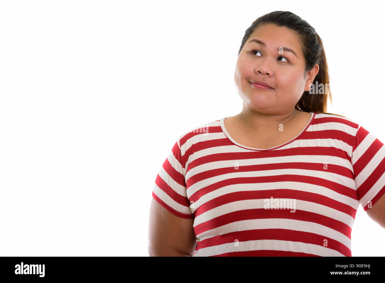 Portrait de jeune femme asiatique fat penser tout en regardant vers le haut Banque D'Images