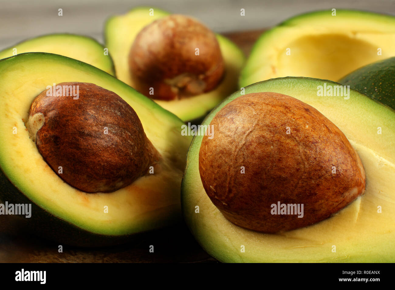 Gros plan sur les moitiés d'avocat, détail sur la semence et de la pâte. Banque D'Images